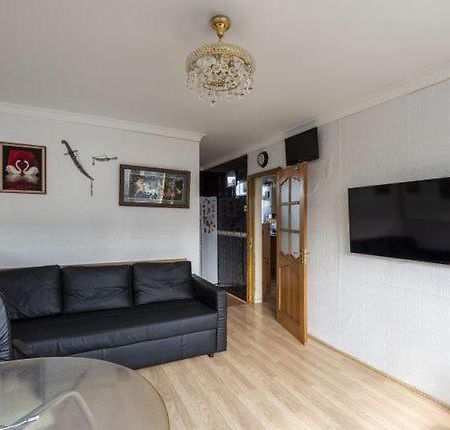 1 Bedroom Flat Close To City With Free Parking Arrangement London Exterior photo